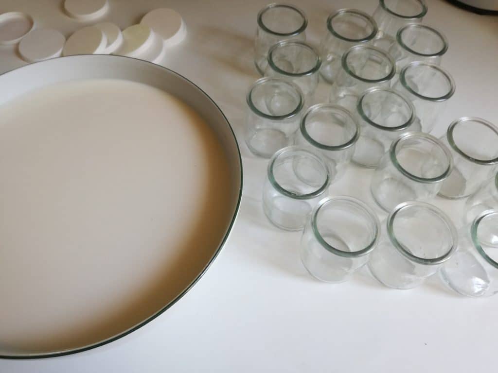 Préparation de yaourts solaire à la vanille