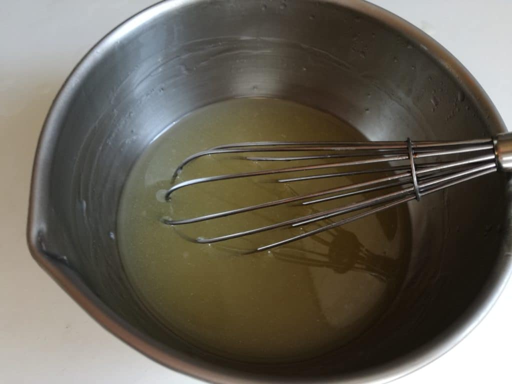 Baume apasisant pour le cuir chevelu : Ajoutez l'huile essentielle