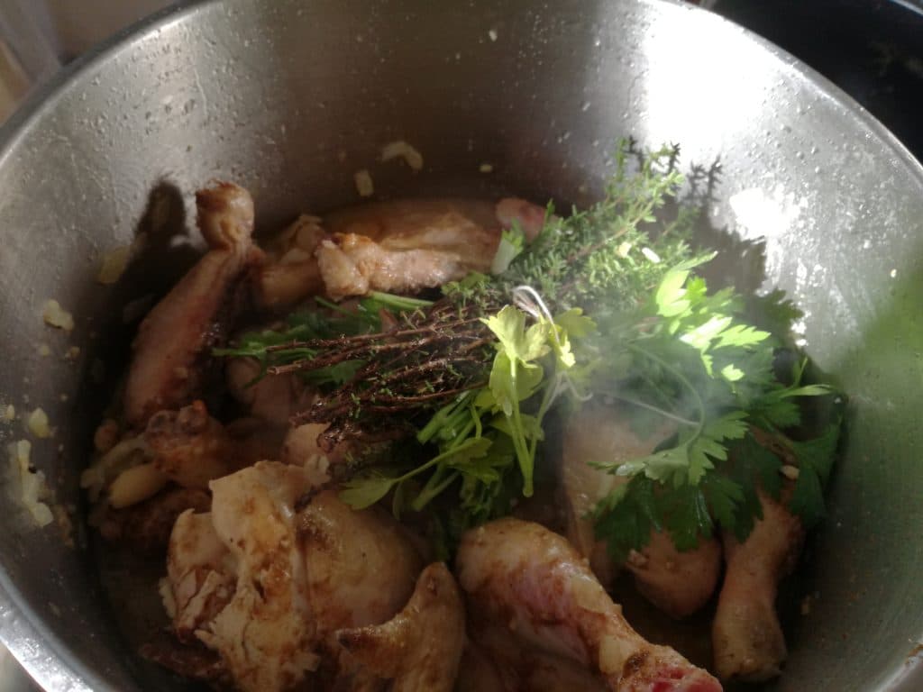 Recette du tajine de poulet aux carottes et aux abricots, cuisson du poulet avec les oignons