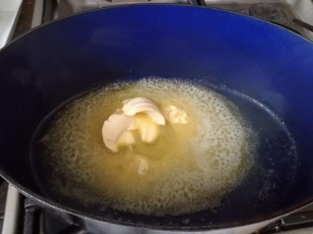 Ma recette du lapin aux poireaux et à la moutarde : Mettez de la margarine dans une cocotte