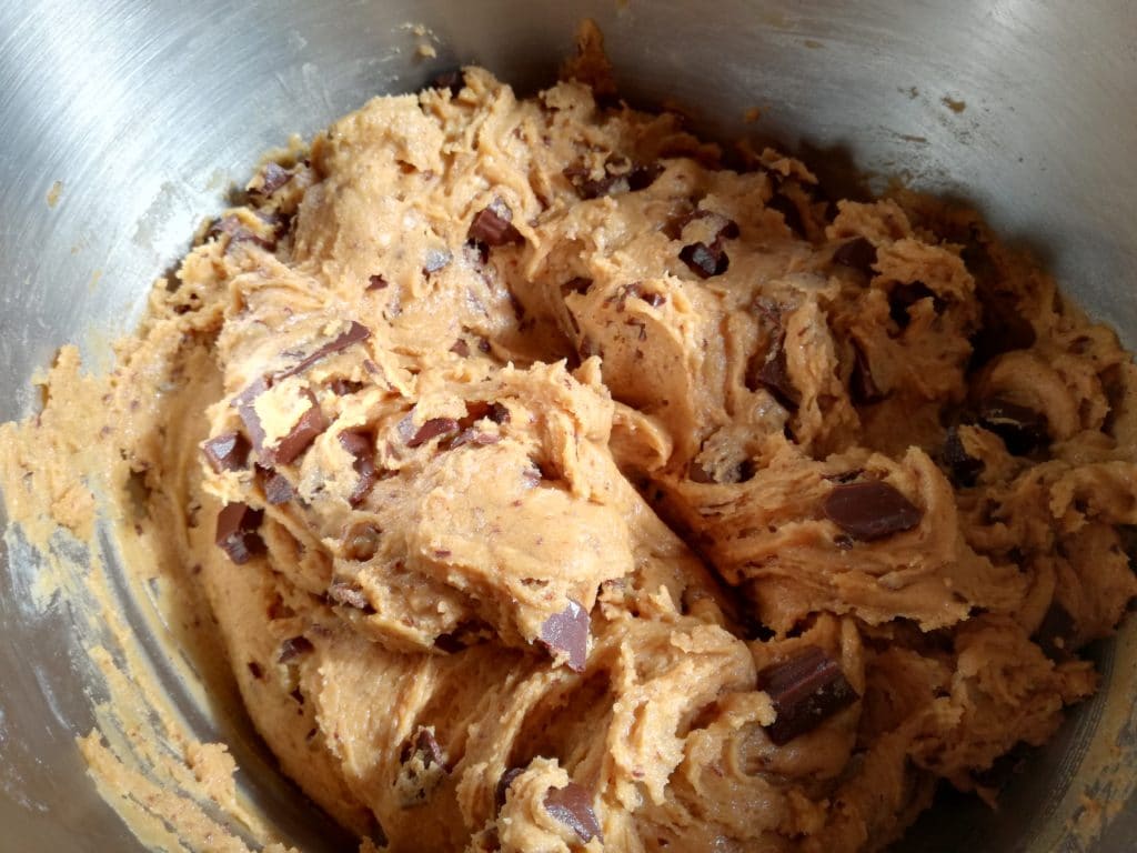 Recette des cookies moelleux aux pépites de chocolat : mélanger le chocolat