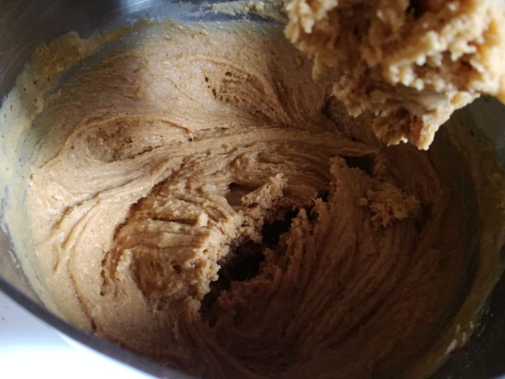 Recette des cookies moelleux aux pépites de chocolat : mélanger