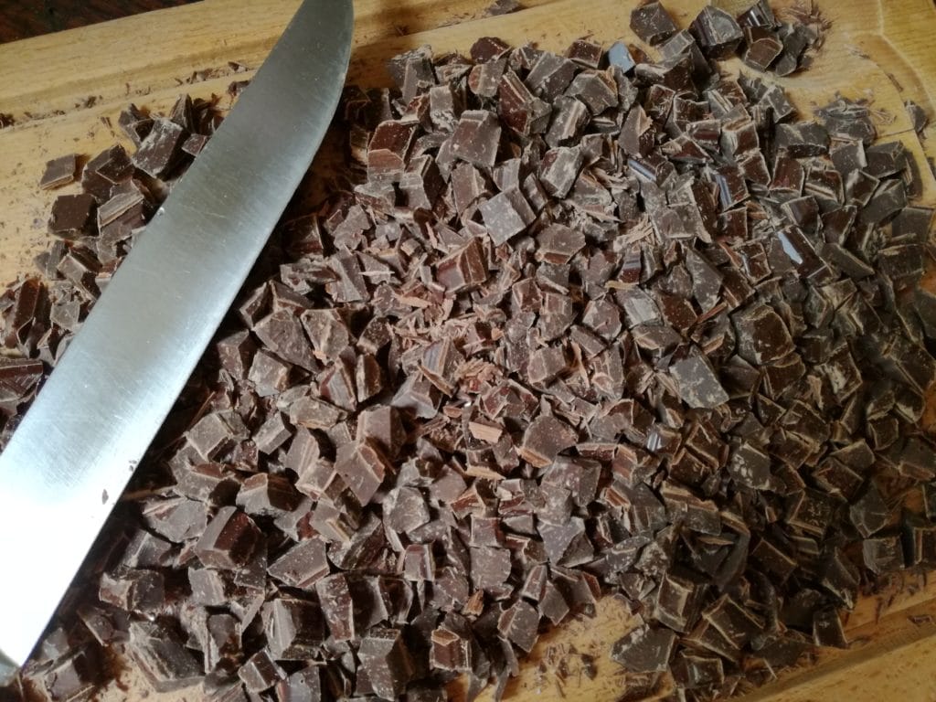 Recette des cookies moelleux aux pépites de chocolat : couper le chocolat