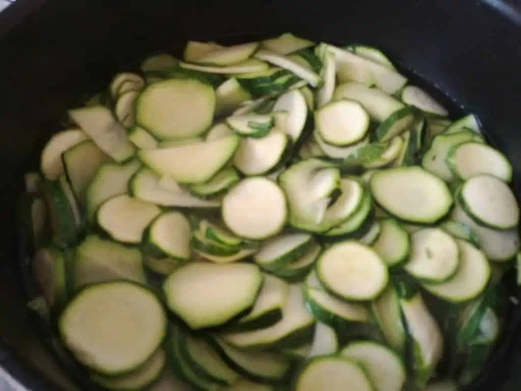 Recette du gratin de courgette : blanchir les courgettes