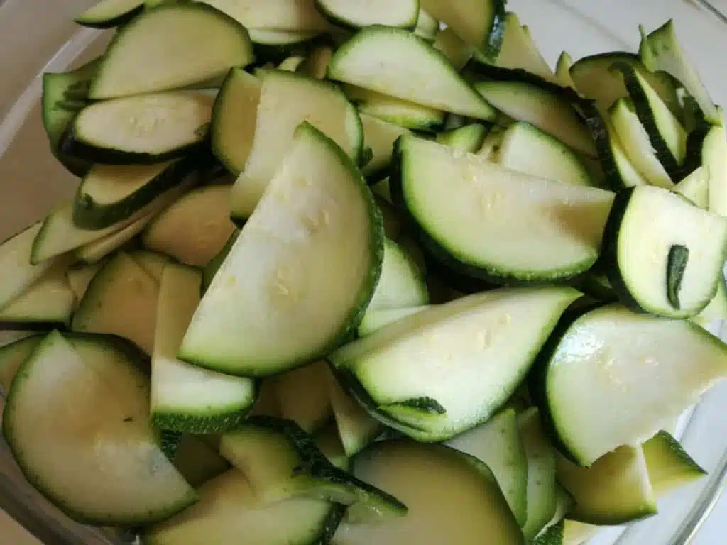 Recette du gratin de courgette : couper les courgettes