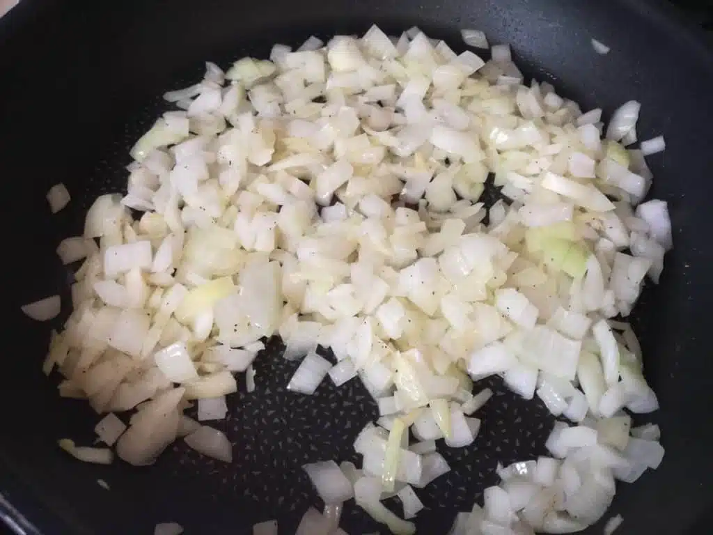 Recette du gratin de courgette : faire rissoler les oignons
