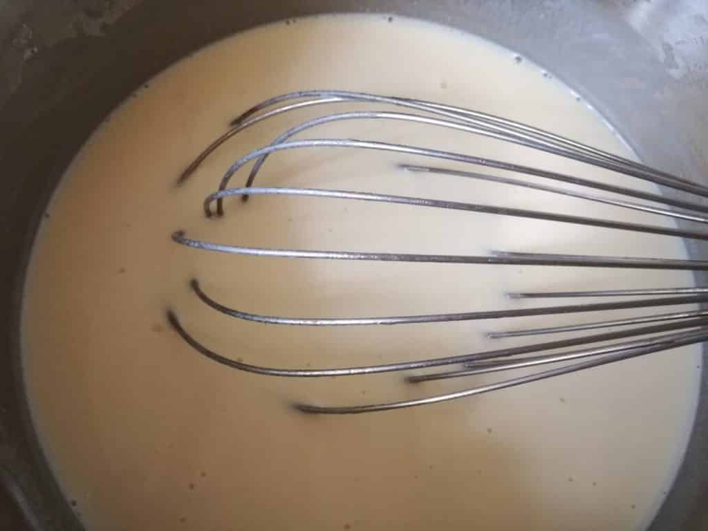 Recette des lasagnes aux courgettes chèvre lardons : ajoutez le lait