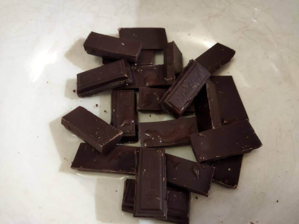 Faites fondre le chocolat, recette mousse au chocolat maison