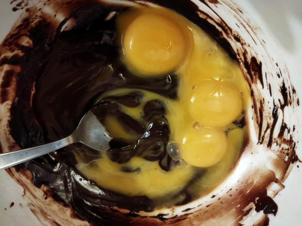 Mélangez les jaunes avec le chocolat pour la recette de la mousse au chocolat