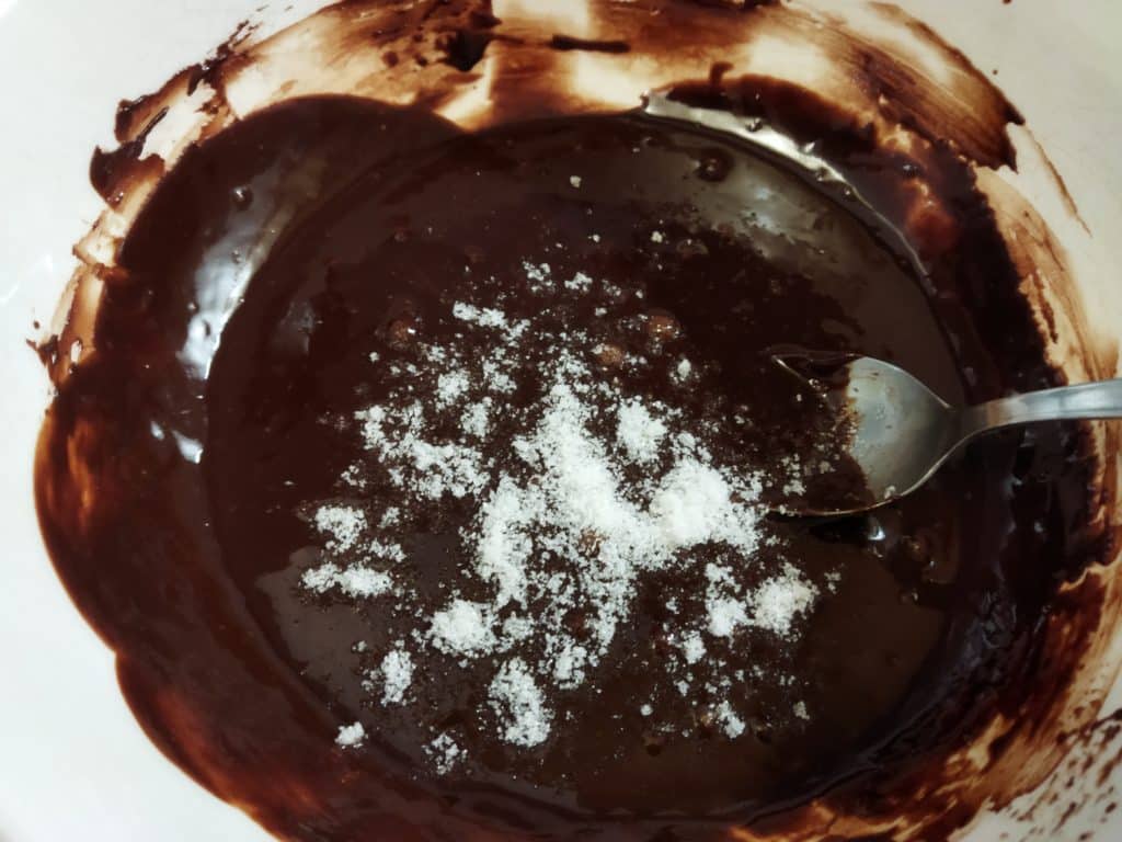 Ajoutez le sucre vanillé pour faire la mousse au chocolat