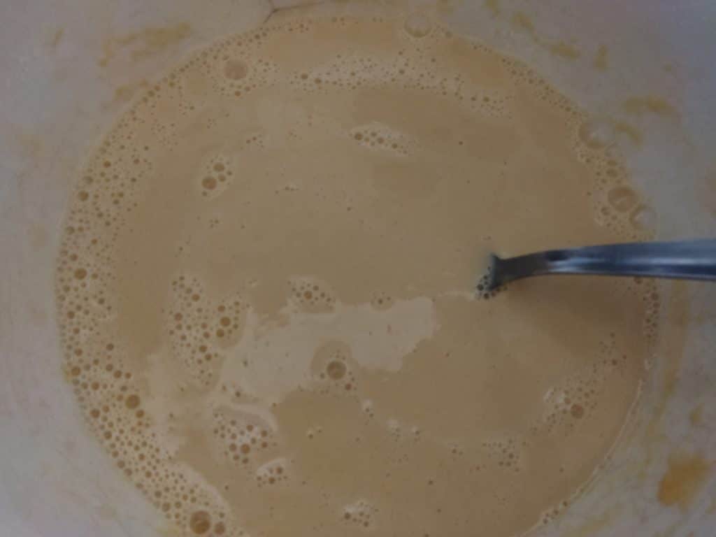Ajoutez le lait pour faire la recette du clafoutis aux cerises
