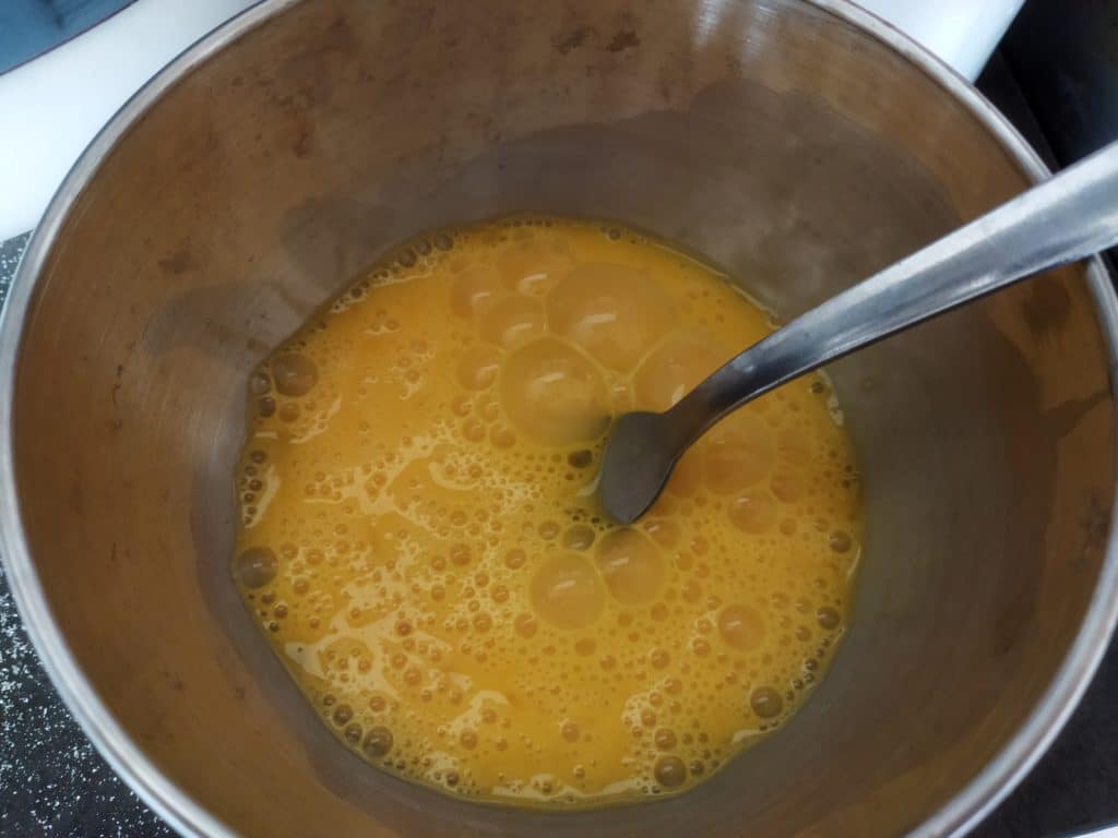Battez les œufs pour faire la recette du clafoutis aux cerises
