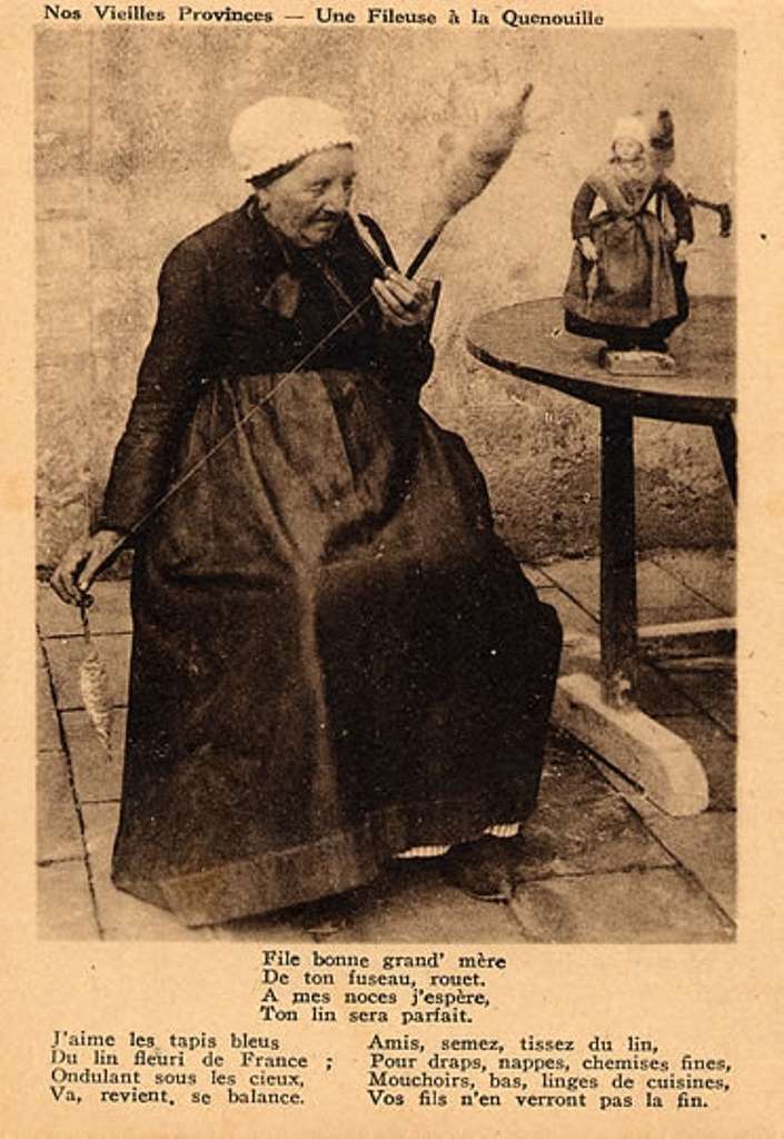 Femme tenant une quenouille